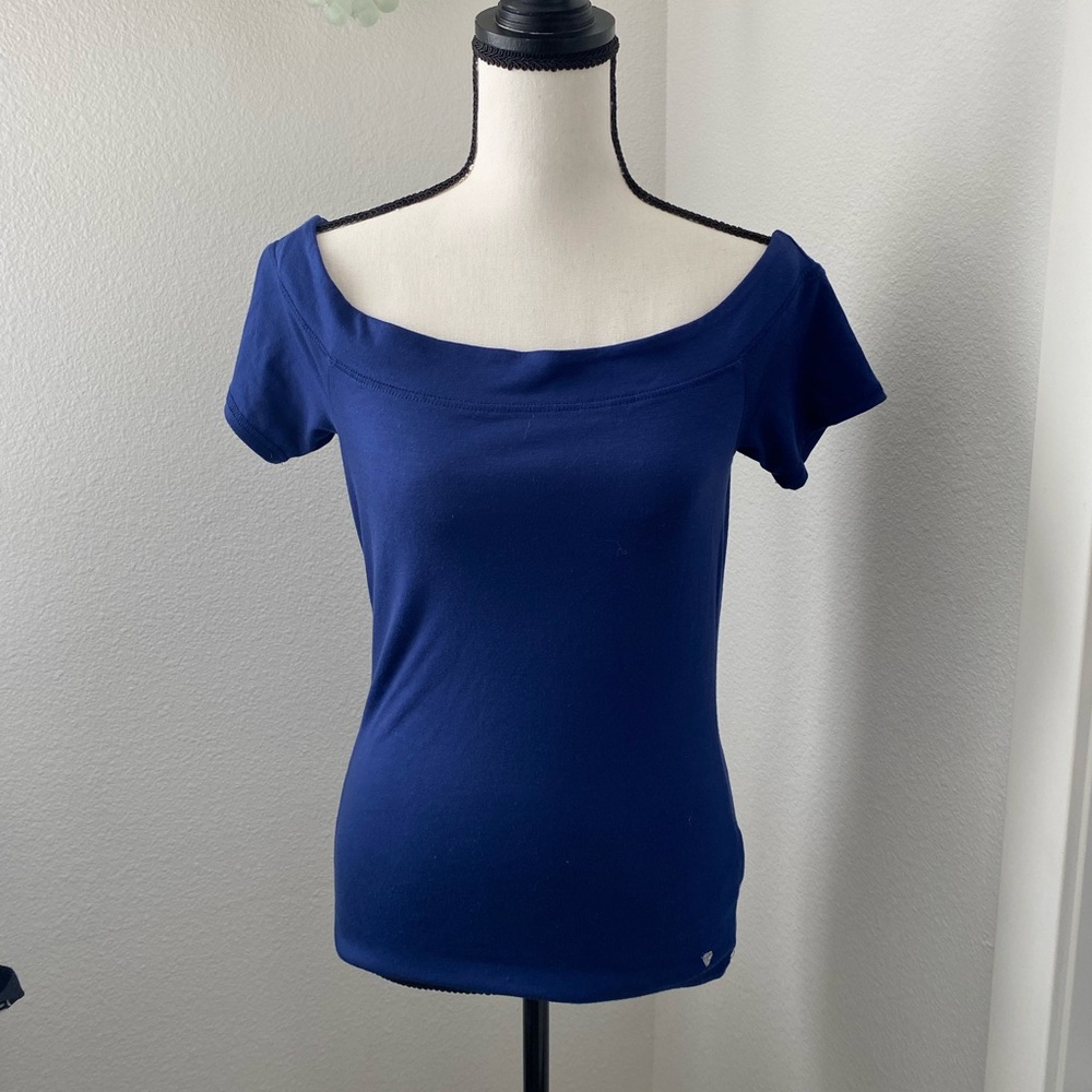 Guess - off the shoulder tee